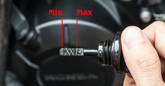 Kiểm tra nhớt xe máy