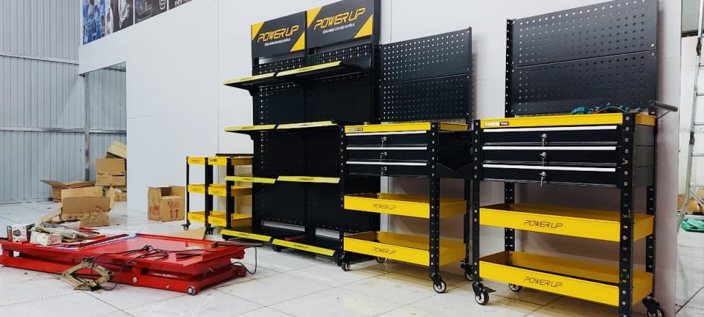 Lợi ích khi sử dụng kệ nhớt Power Up cho tiệm sửa xe