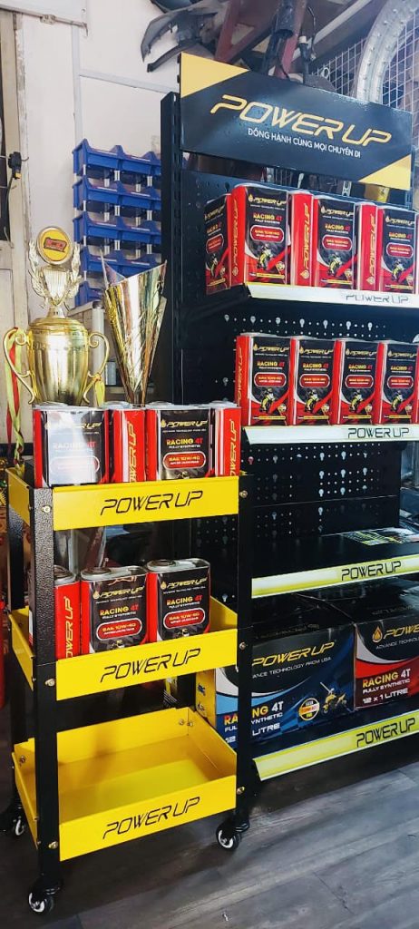 Kệ nhớt Power Up trưng bày tại cửa hàng