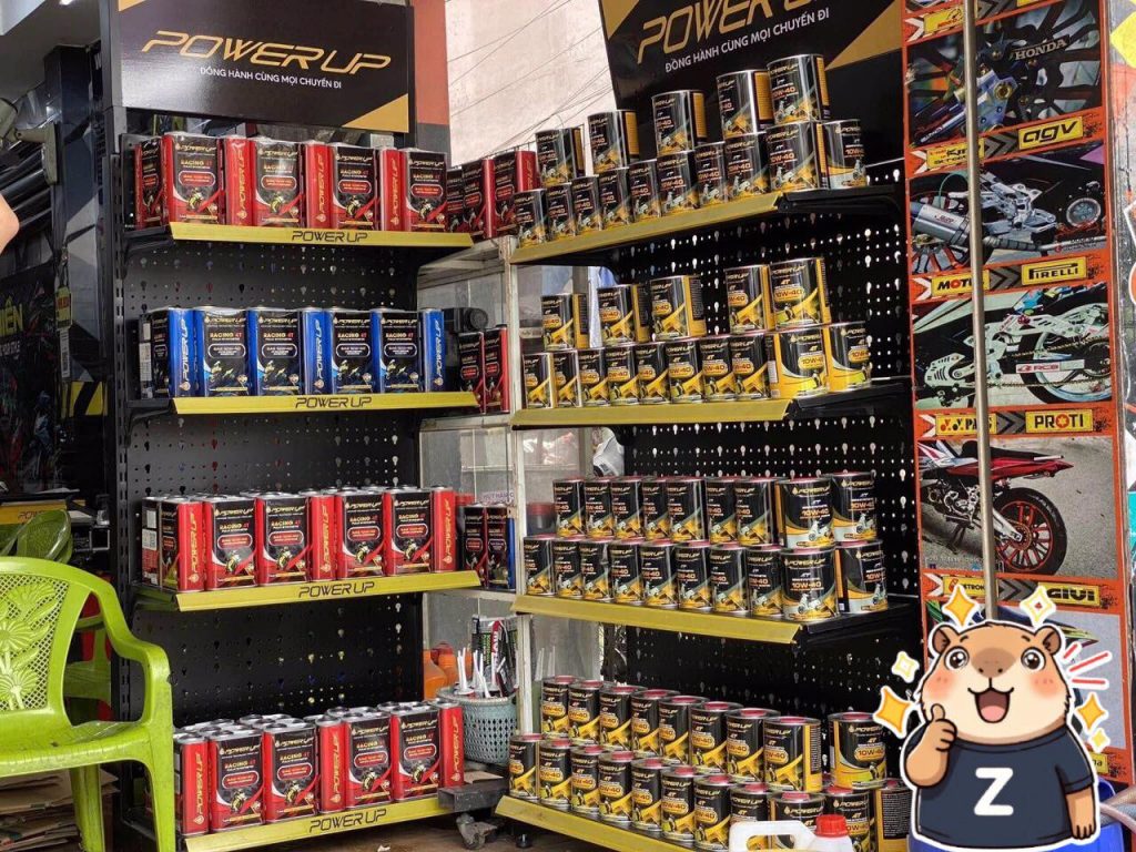 Kệ trưng bày nhớt Power Up đặt tại vị trí mặt tiền tiệm sửa xe