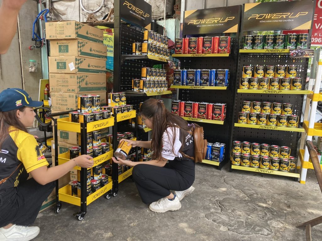 Nhân viên đang sắp xếp nhớt lên kệ gọn gàng